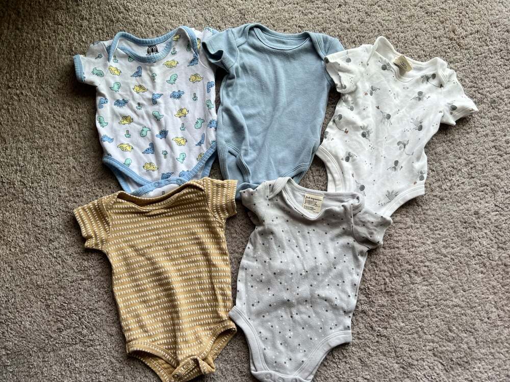 (#9). 5 pc -Baby Bodysuits Short Sleeve Assorted Pack 3-6 Months